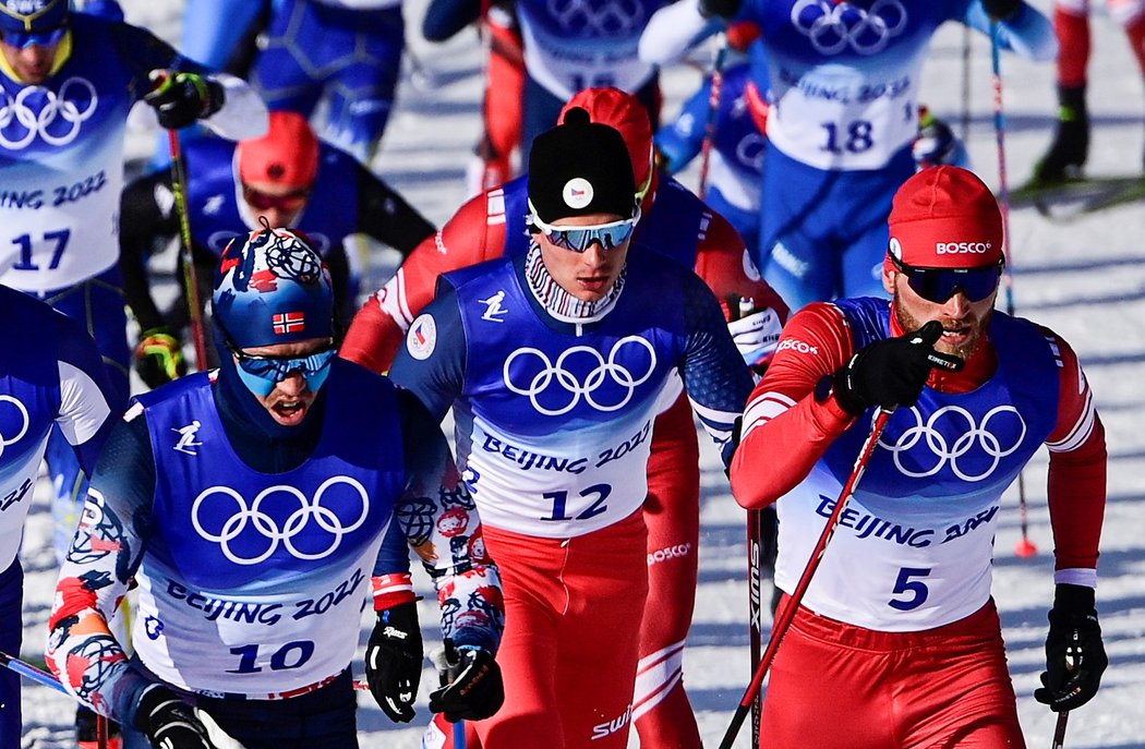 Český závodník Michal Novák (s číslem 12) na olympijské trati v Číně během skiatlonu