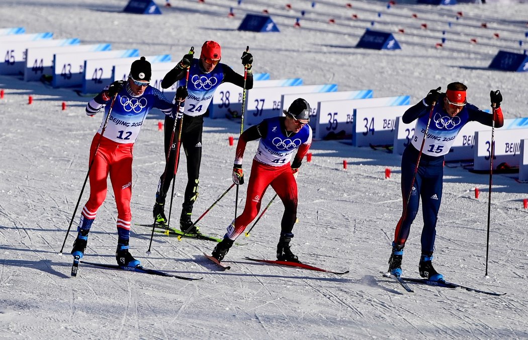 Český závodník Michal Novák (s číslem 12) na olympijské trati v Číně během skiatlonu