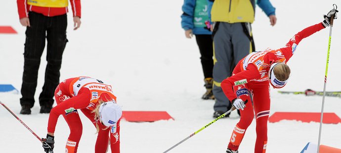 Norské běžkyně Johaugová a Steiraová při přezouvání lyží