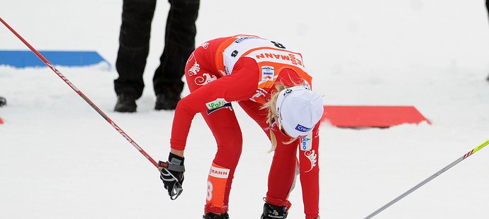 Therese Johaugová při přezouvání lyží