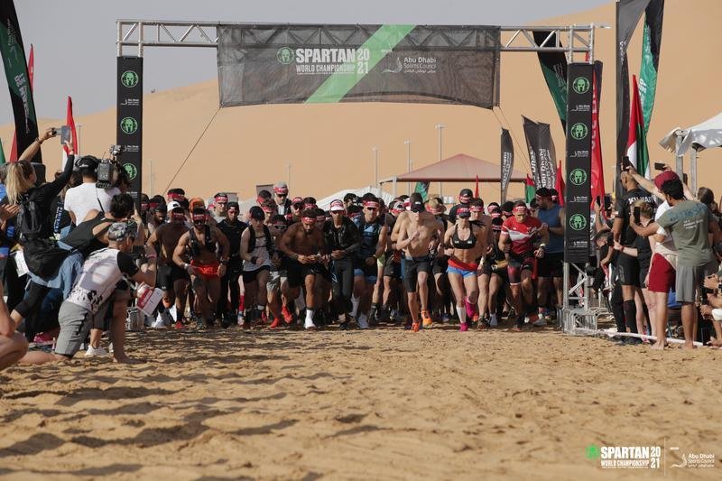 Těžké podmínky uprostřed pouště v Abu Dhabí čekaly závodníky na MS ve Spartan Race. V písku se zbortily naděje na lepší umístění spoustě běžců.