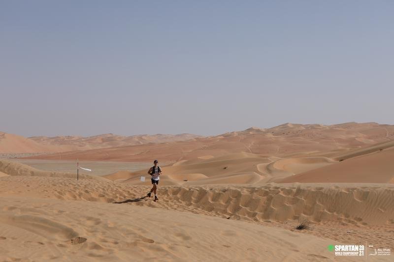 Těžké podmínky uprostřed pouště v Abu Dhabí čekaly závodníky na MS ve Spartan Race. V písku se zbortily naděje na lepší umístění spoustě běžců.