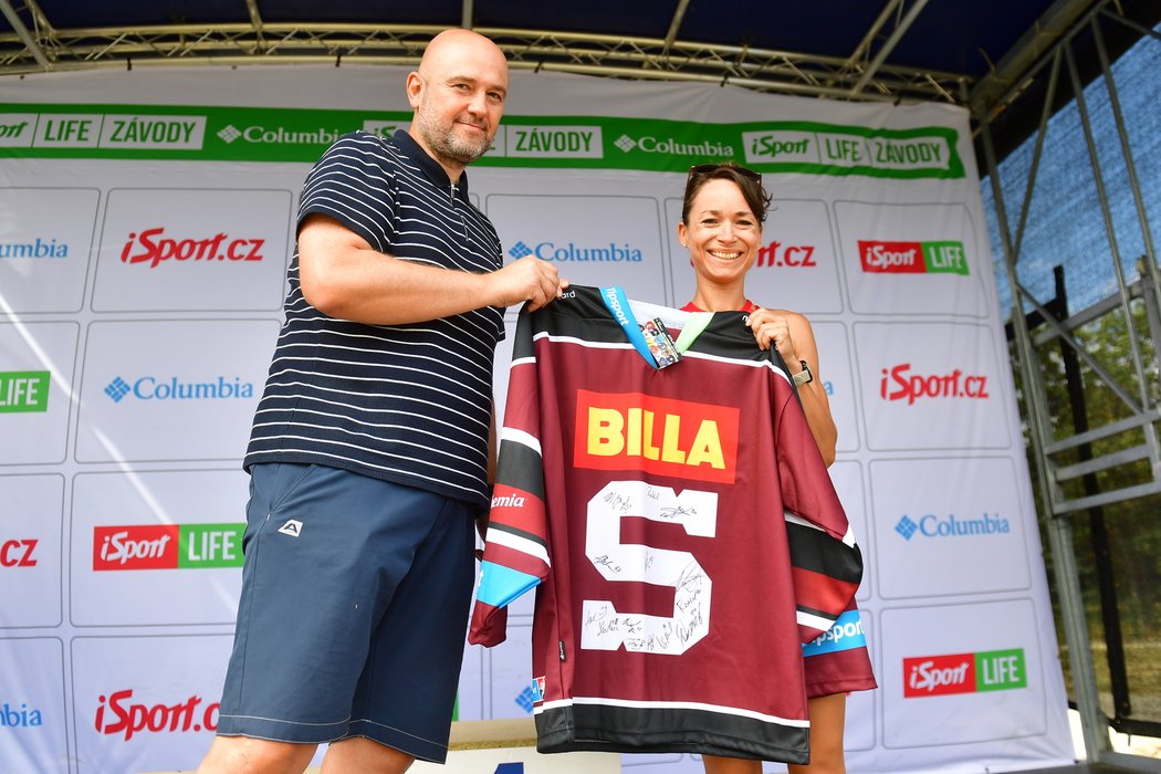 Šéfredaktor Lukáš Tomek předává dres hokejové Sparty podepsaný hráči A týmu. Vítězka se jej rozhodla věnovat malému fanouškovi