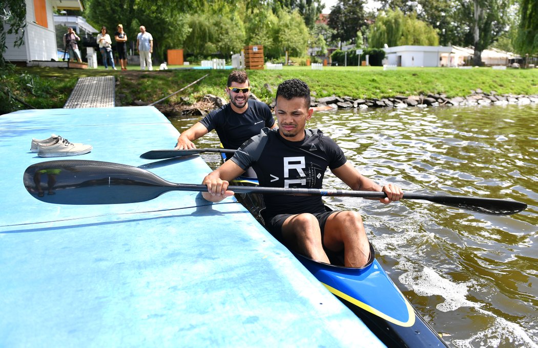 Oba aktéři se na vodě rozhodně nenudili