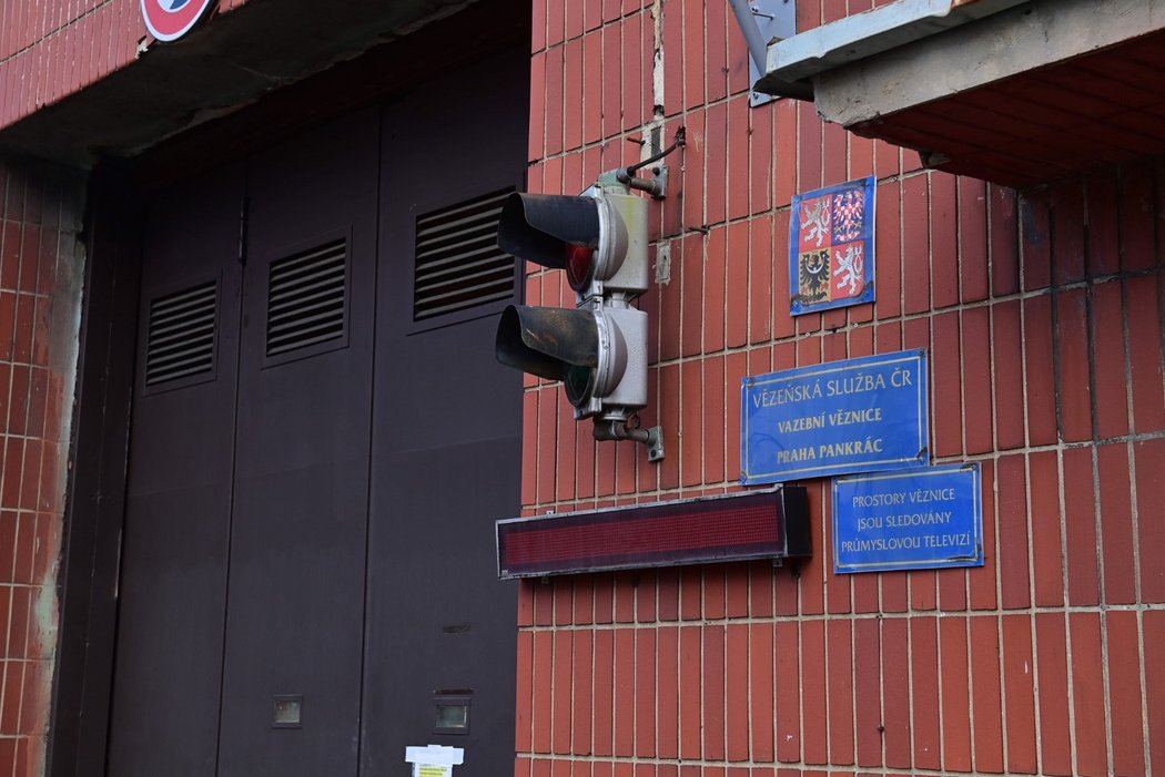 Vrata věznice na Pankráci, odkud by měl vyjít stíhaný bývalý místopředseda FAČR Roman Berbr