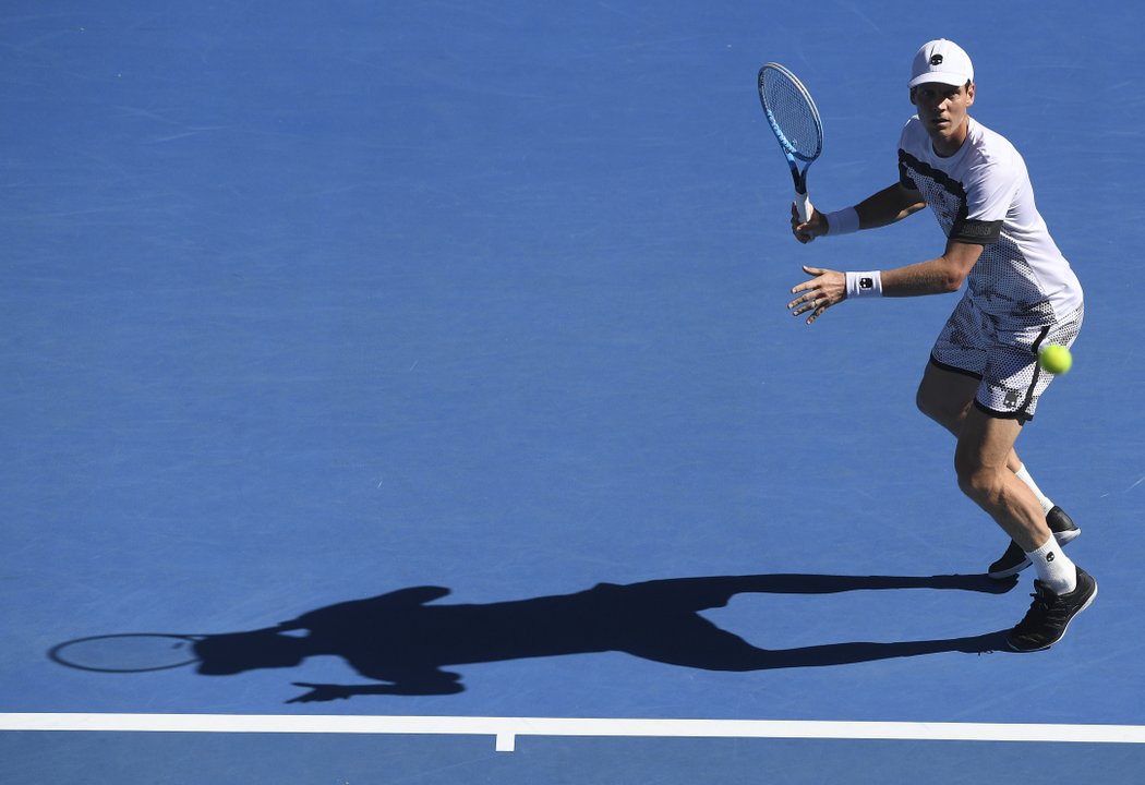 Tomáš Berdych na úvod Australian Open vyřadil turnajovou třináctku Kylea Edmunda. Loňského semifinalistu porazil 6:3, 6:0 a 7:5.