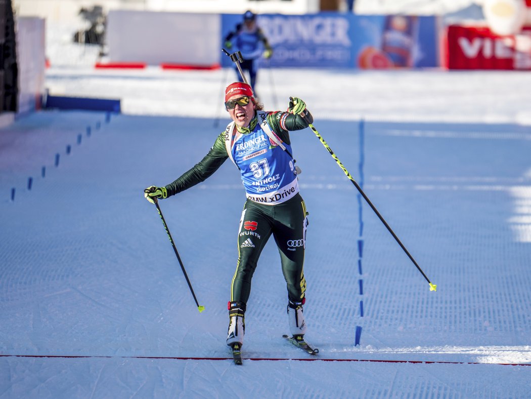 Laura Dahlmeierová protíná cílovou pásku sprintu SP v Anterselvě, na Markétu Davidovou to nestačilo