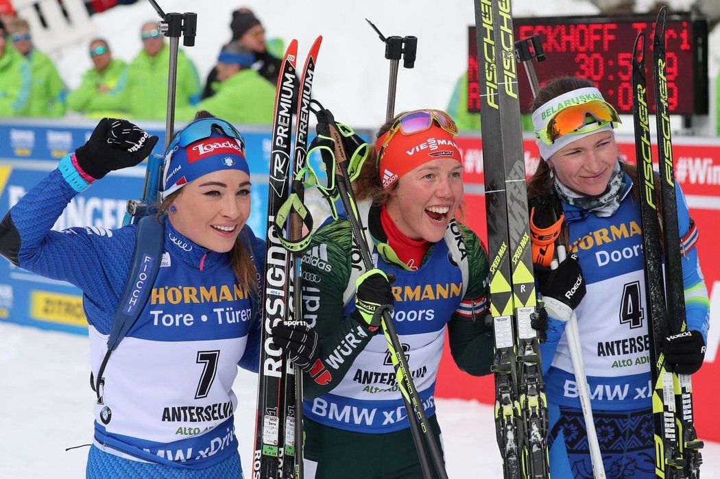 První tři závodnice stíhacího zápasu v Anterselvě. Zleva Dorotha Wiererová, Laura Dahlmeierová a Darja Domračevová