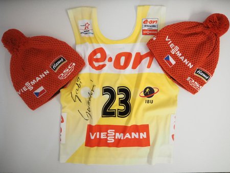 Žlutý trikot Gabriely Koukalové (Soukalové) ze závodu v Hochfilzenu + dvě reprezentační čepice