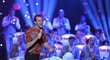 Vojta Dyk zpívá divákům při vyhlášení výsledků ankety Biatlonista roku