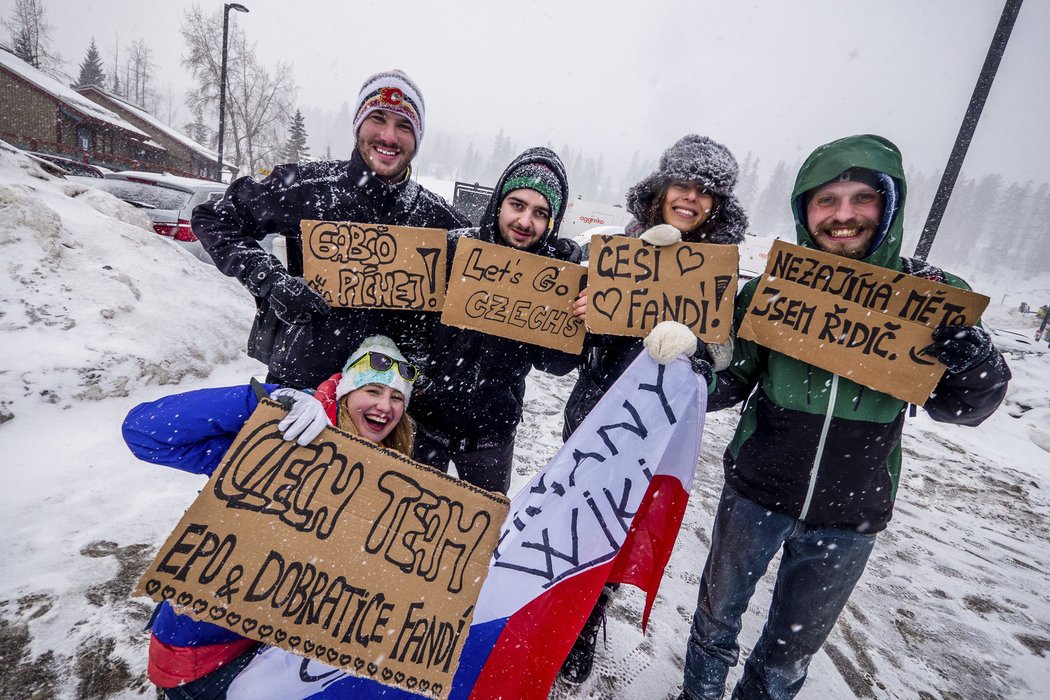 Skupinka českých fanoušků při závodech SP v kanadském Canmore