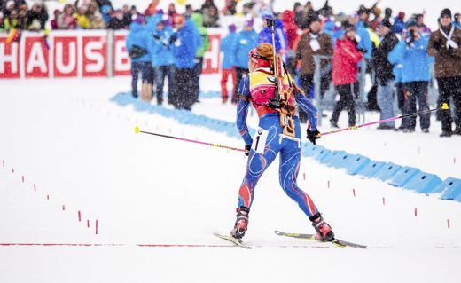 Gabriela Soukalová projela cílem závodu s hromadným startem v Canmore jako třetí. A pozadu. Gabriela Soukalová projela cílem závodu s hromadným startem v Canmore jako třetí. A pozadu.