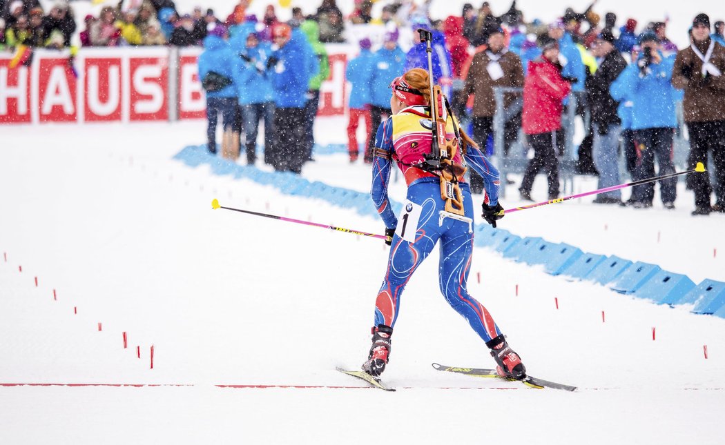 Gabriela Soukalová projela cílem závodu s hromadným startem v Canmore jako třetí. A pozadu.