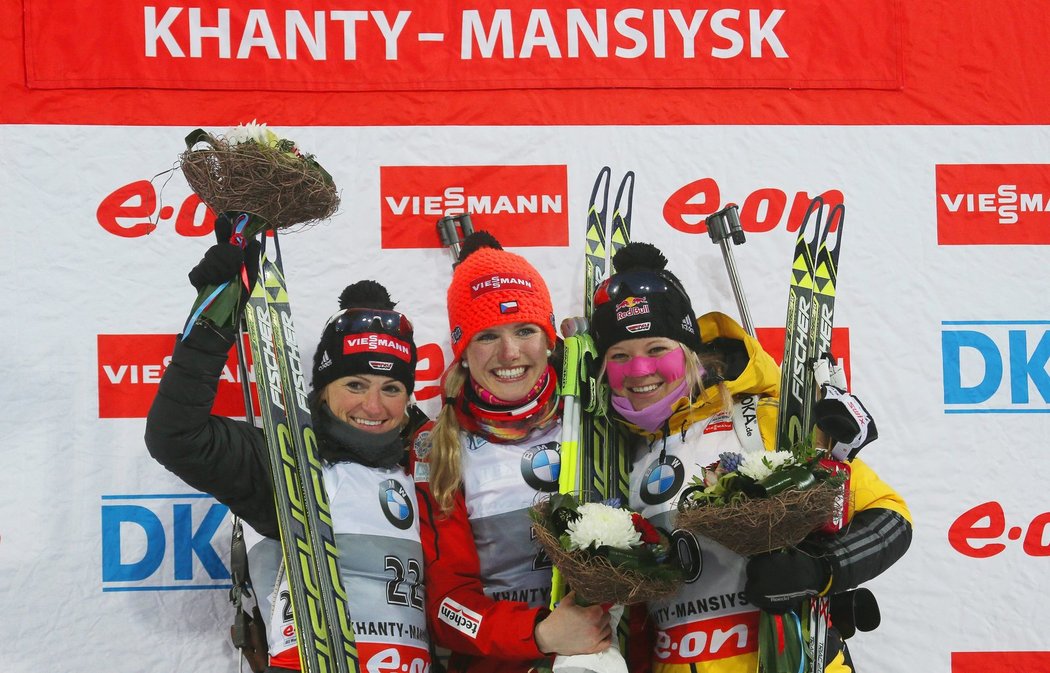 Gabriela Soukalová (uprostřed) vyhrála sprint SP v Chanty Mansijsku, vlevo druhá Andrea Henkelová, vpravo další Němka Miriam Gössnerová