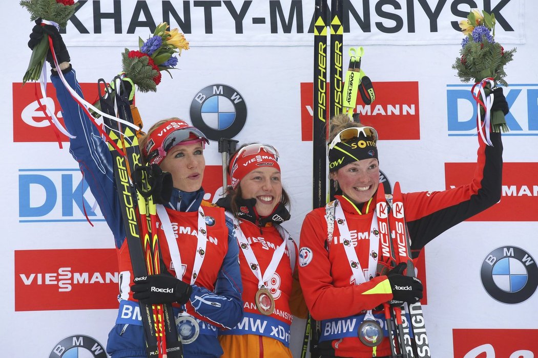 Stříbrná Gabriela Soukalová, vítězná Němka Dahlmeierová a třetí Marie Dorin Habertová z Francie po závěrečném závodě sezony...