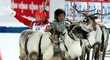 Gabriela Soukalová zdraví fanoušky při triumfální jízdě na saních v ruském Chanty Mansijsku, kde vyhrála sprint Světového poháru