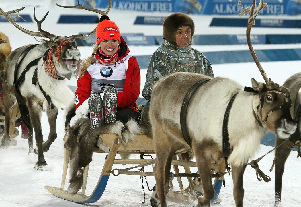 Česká biatlonová kráska Gabriela Soukalová si užívá projížďku na saních v mrazivém Chanty Mansijsku