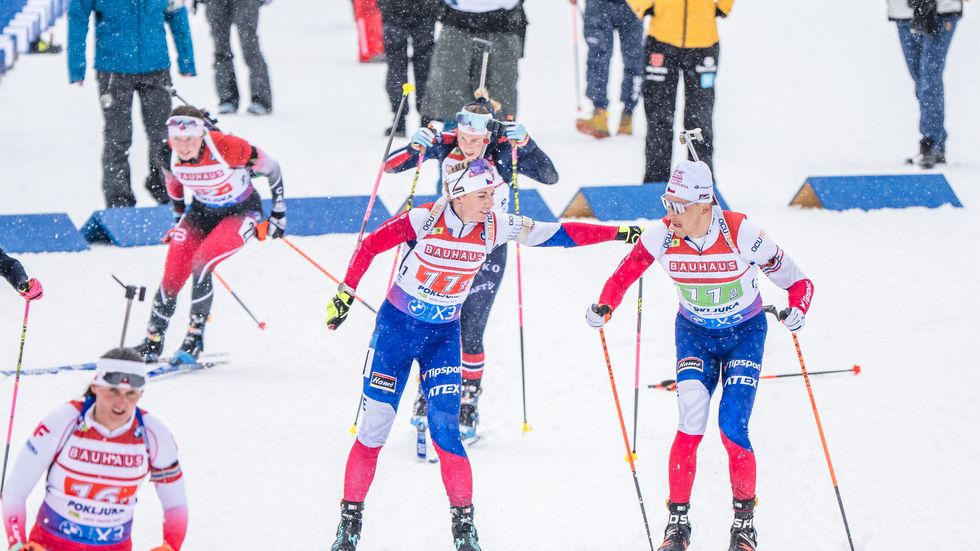 Lucie Charvátová předává Jonáši Marečkovi