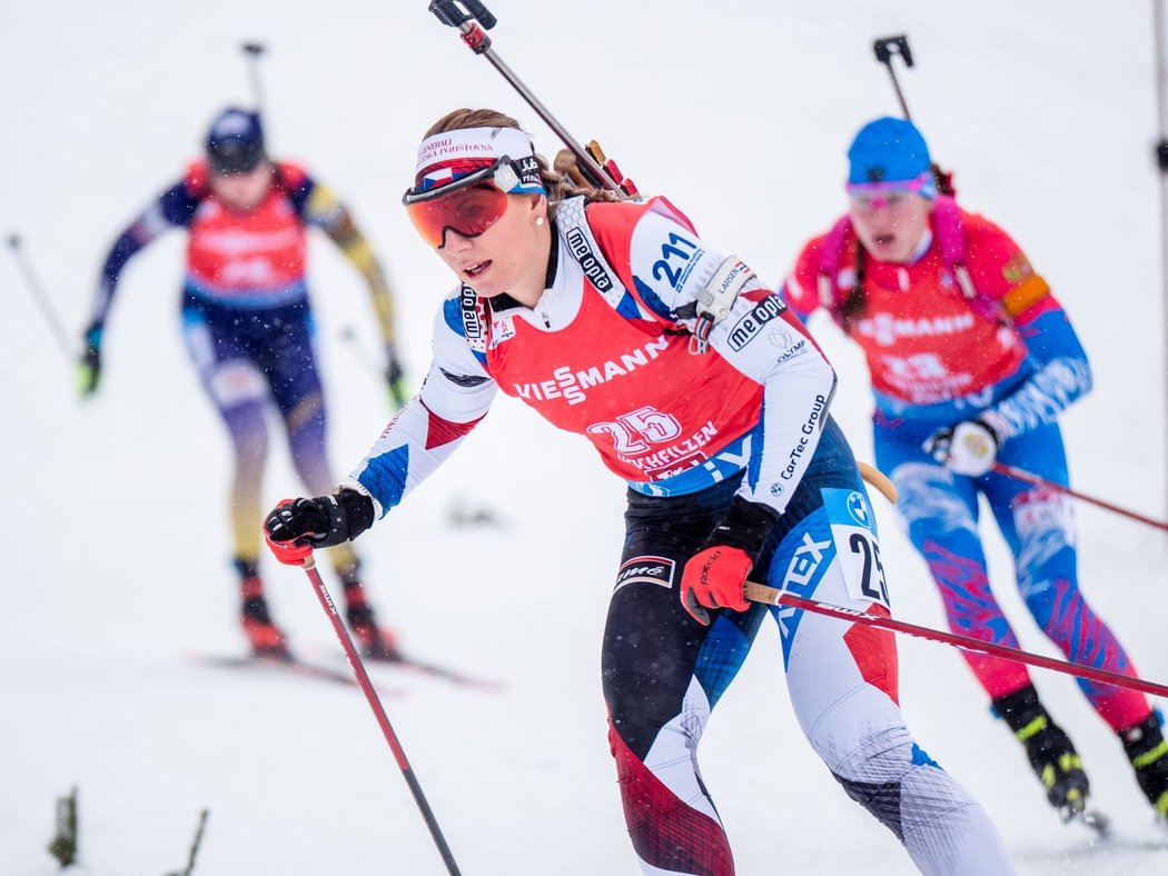 Lucie Charvátová ve stíhačce pokazila střelbu vestoje a závod nedokončila