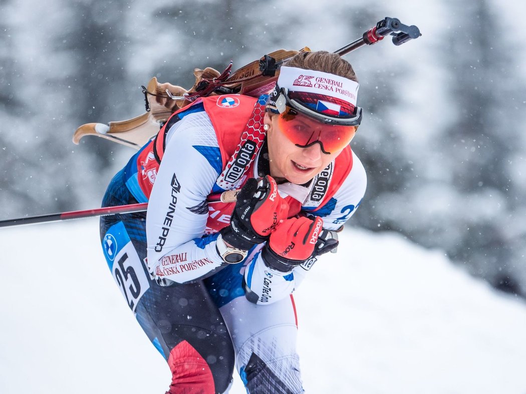 Lucie Charvátová ve stíhačce pokazila střelbu vestoje a závod nedokončila