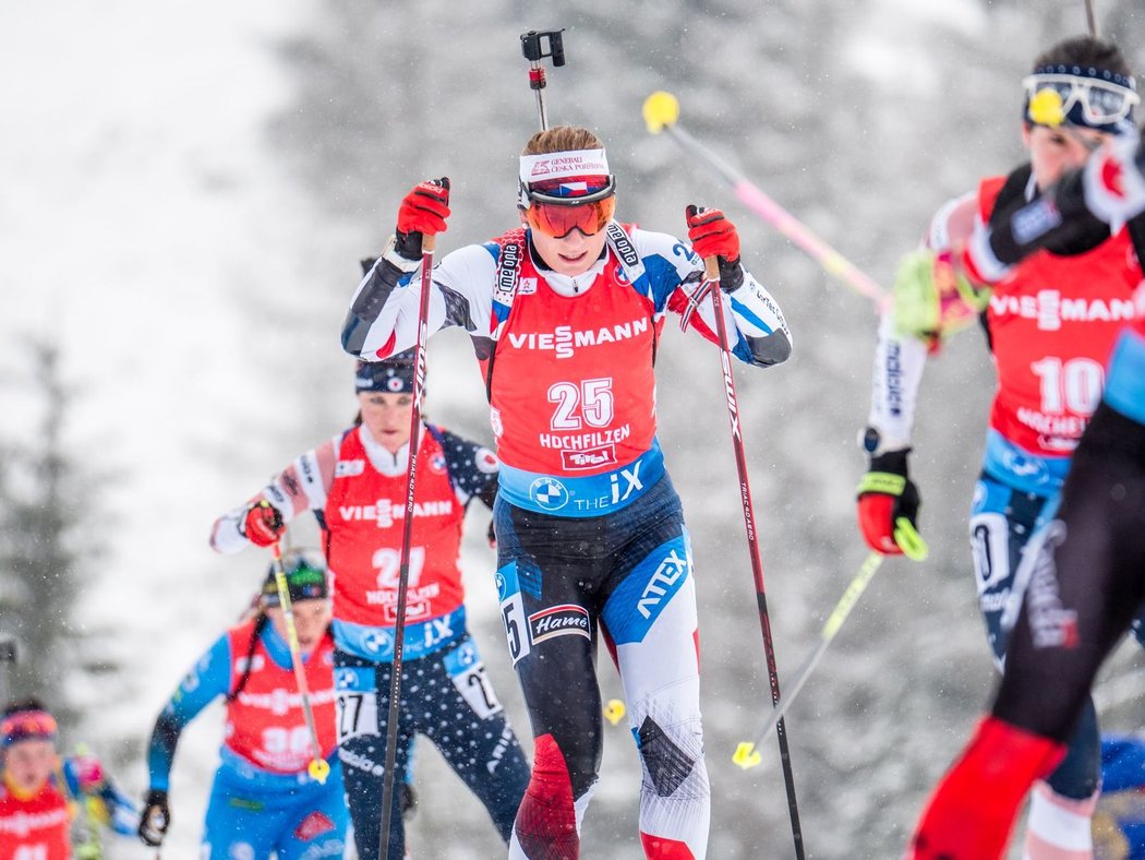 Lucie Charvátová ve stíhačce pokazila střelbu vestoje a závod nedokončila