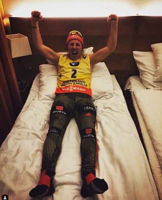Oslava vítězství ve Světovém poháru v podání německé biatlonistky Laury Dahlmeierové.