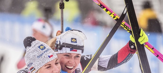 České biatlonistky během štafety ve Světovém poháru v Oberhofu