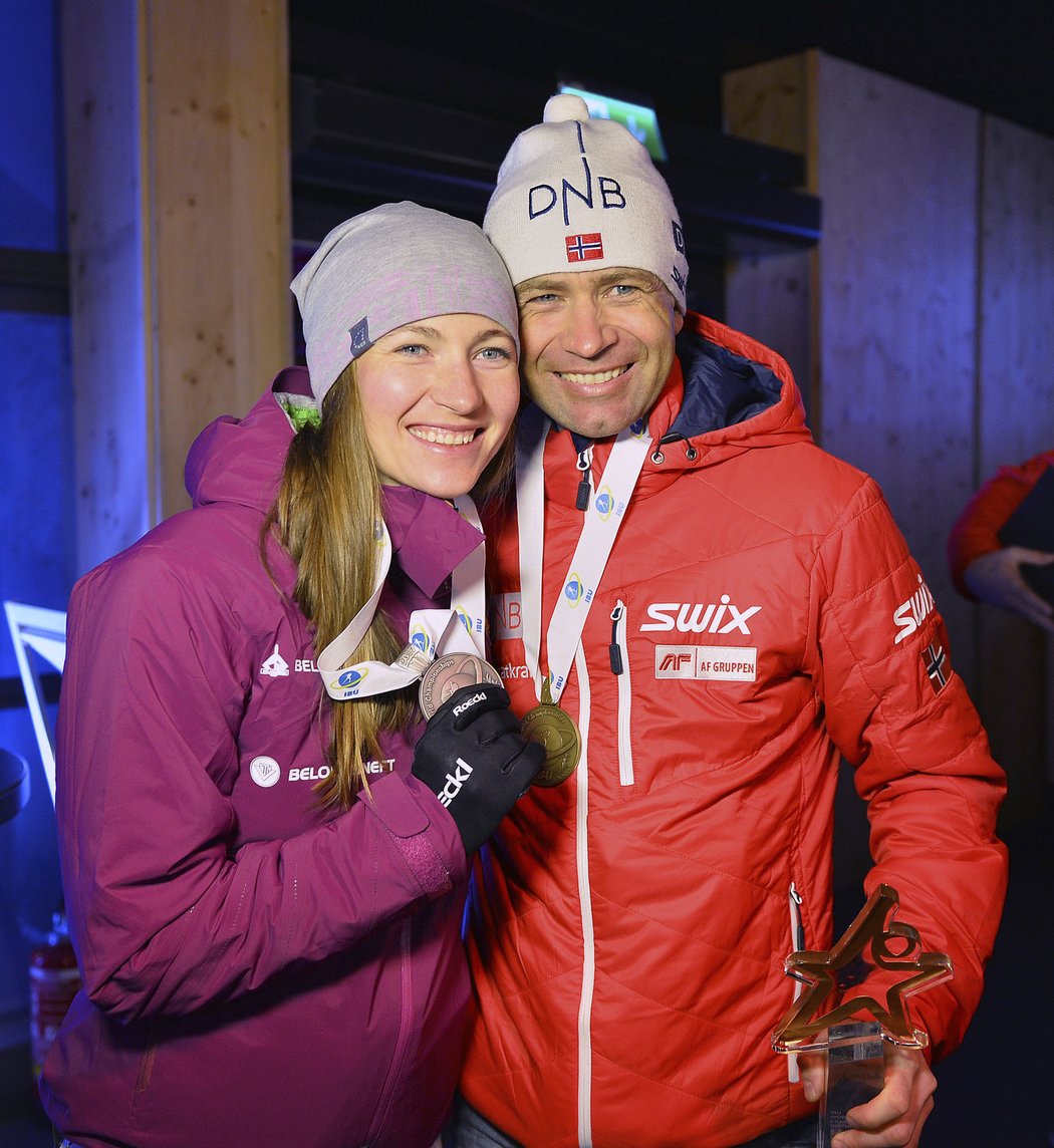 Darja Domračevová a její manžel Ole Einar Björndalen se na biatlonovém MS v Hochfilzenu dočkali medailí, takhle se radovali na slavnostním předávání