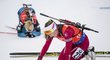 Vyčerpaná běloruská biatlonistka Darja Domračevová krátce poté, co získala stříbrnou medaili na MS v Hochfilzenu