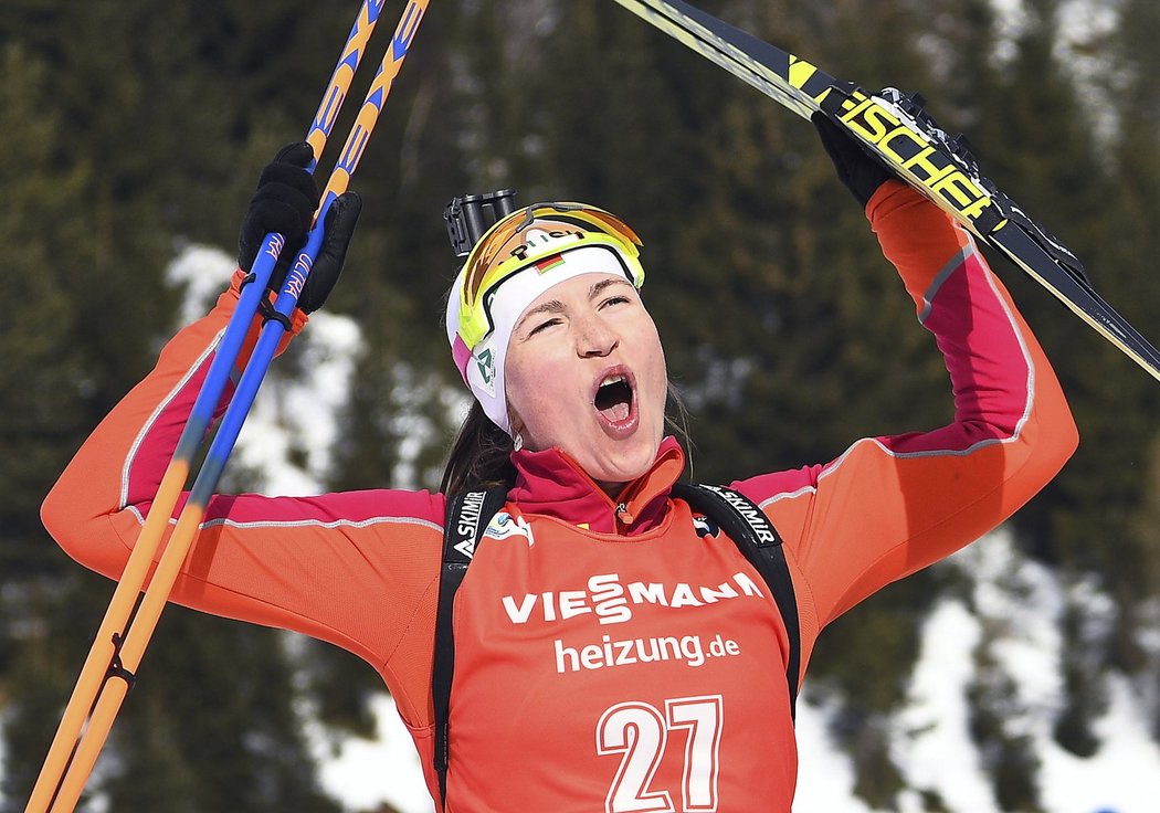 Šťastná biatlonistka Darja Domračevová poté, co získala stříbrnou medaili na MS v Hochfilzenu