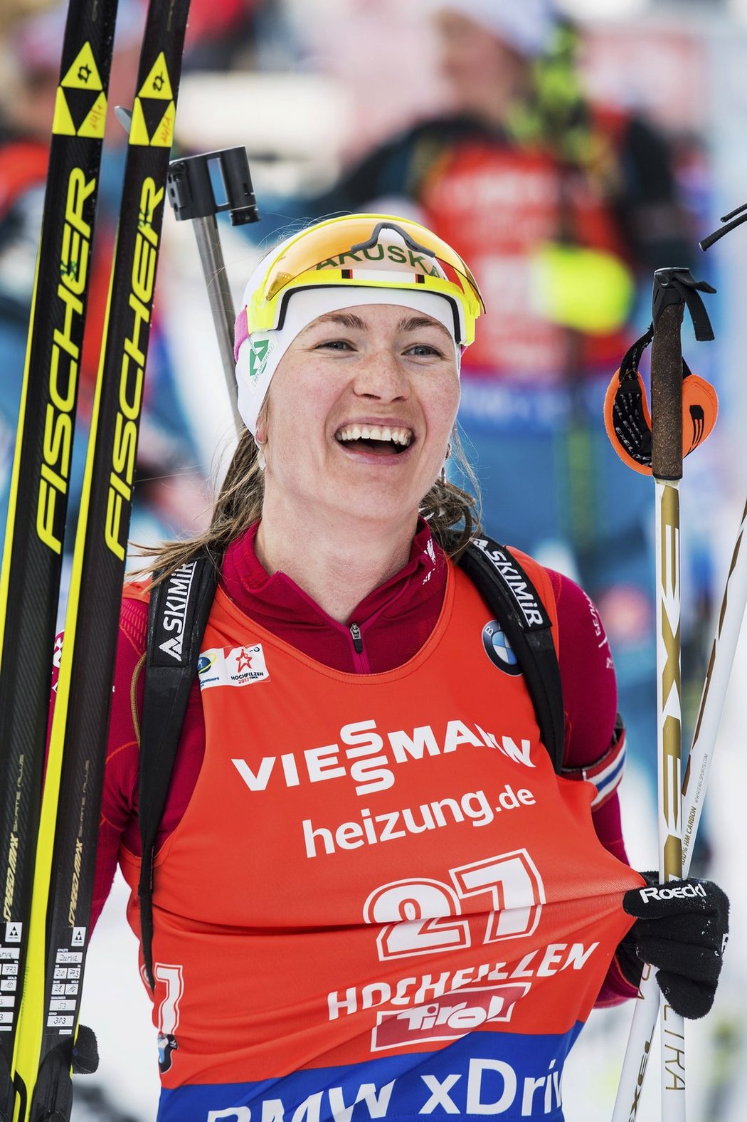 Šťastná biatlonistka Darja Domračevová poté, co získala stříbrnou medaili na MS v Hochfilzenu