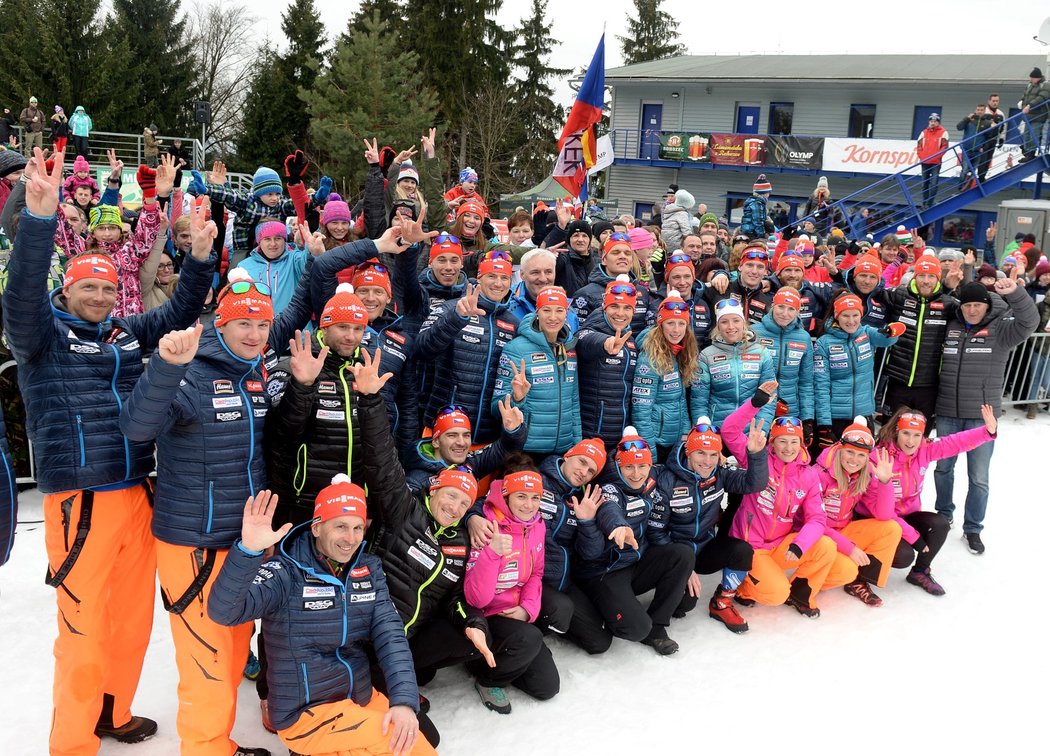 Jako poděkování fanouškům se český biatlonový tým fotil společně s příznivci