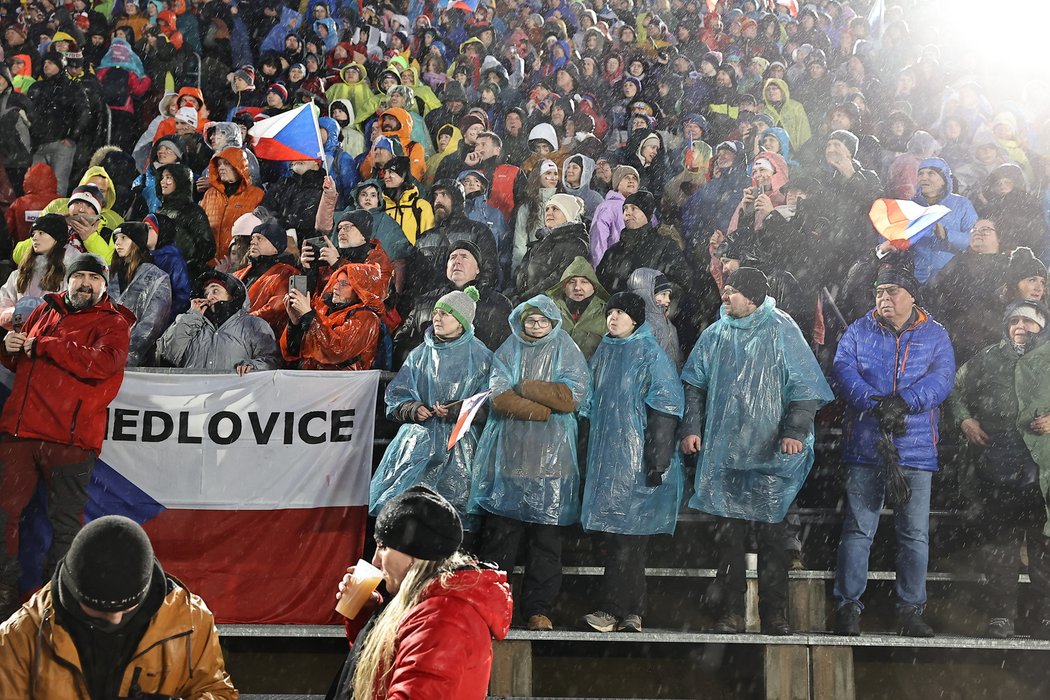 Fanoušci zaplnili Vysočina arenu i navzdory nepříznivému počasí