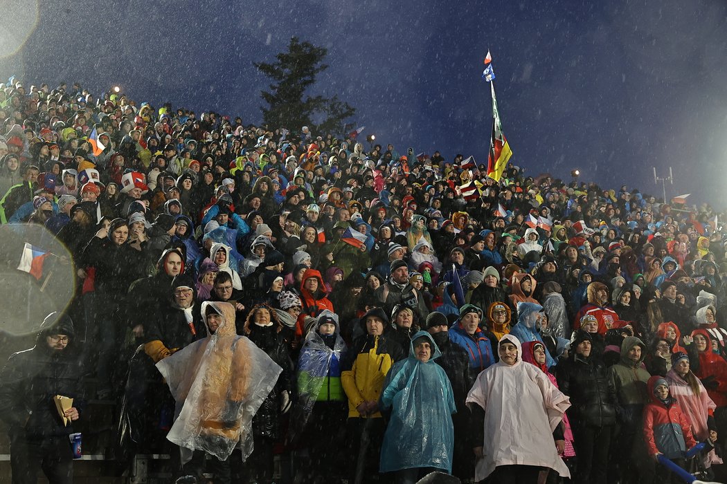 Fanoušci zaplnili Vysočina arenu i navzdory nepříznivému počasí
