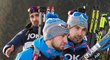 Francouzskému biatlonistovi Martinu Fourcadeovi (vzadu) odmítli ruští závodníci při vyhlášení vítězů smíšených štafet podat ruku