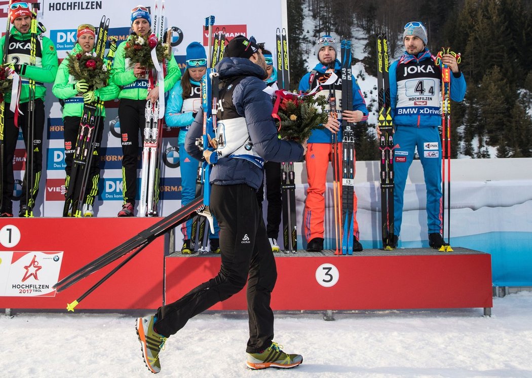 Hvězdný francouzský biatlonista Martin Fourcade opouští stupně vítězů na světovém šampionátu v Hochfilzenu poté, co mu ruští soupeři odmítli podat ruku