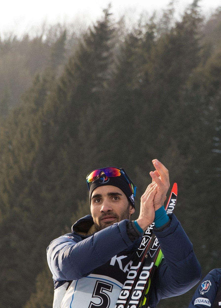 Francouzský biatlonista Martin Fourcade děkuje fanouškům na světovém šampionátu v Hochfilzenu