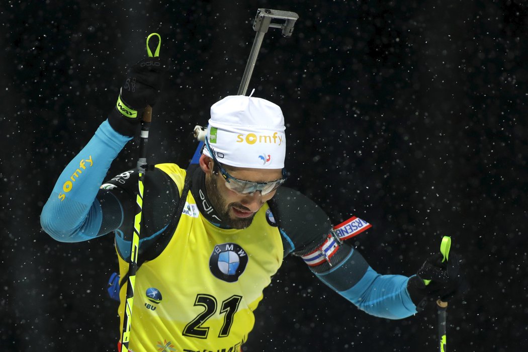 Martin Fourcade dnes v Rusku odstartoval s více než půlminutovým náskokem po sprintu a soupeřům se stále vzdaloval.