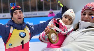 Frajer Fourcade! Biatlonový sympaťák rozdával medaile malým fanouškům