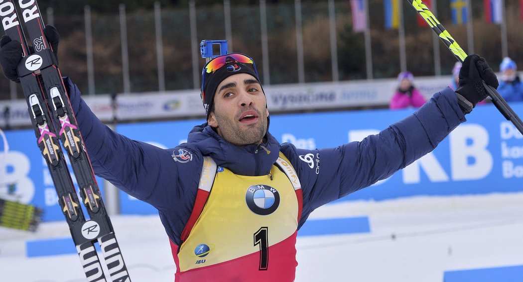 Martin Fourcade se raduje z dalšího vítězství v probíhající sezoně