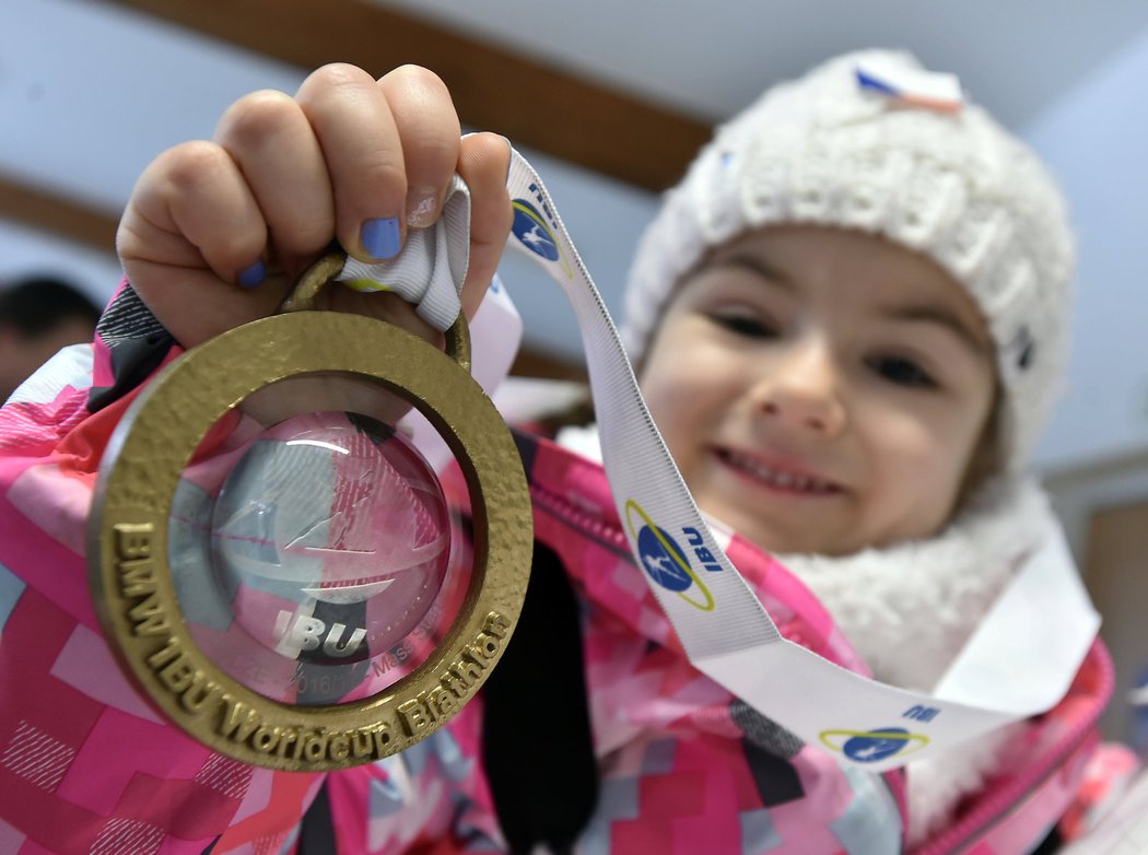 Kristínka Doležalová se zlatou medailí, kterou jí daroval Martin Fourcade