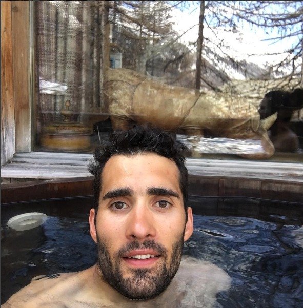 Martin Fourcade odpočívá v bazénu.