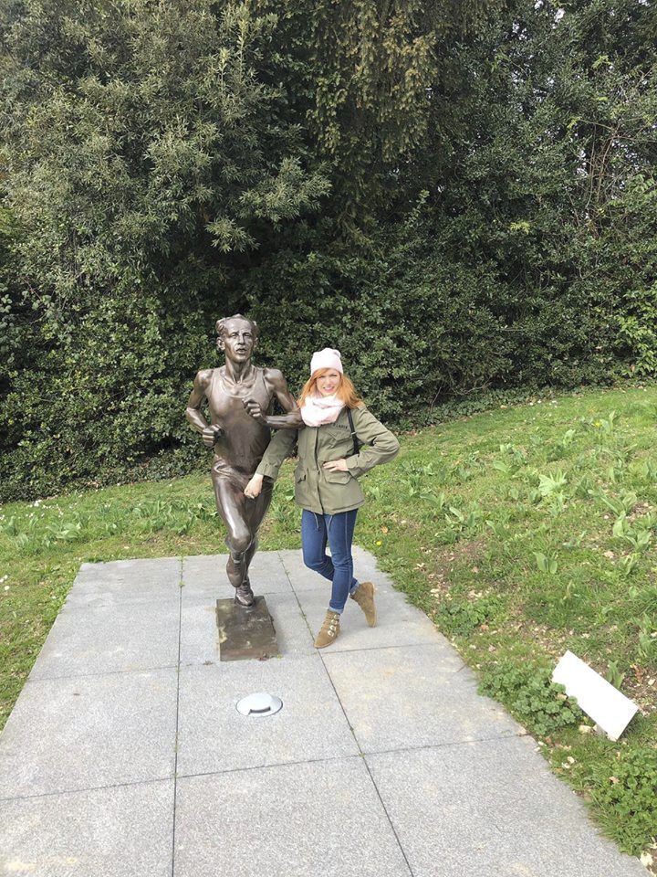 Gabriela Koukalová u sochy Emila Zátopka připomněla jeho heslo, když nemůže, přidej...