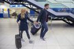 Manžel Petr Koukal vyprovází Gabrielu na letiště před odletem do Finska