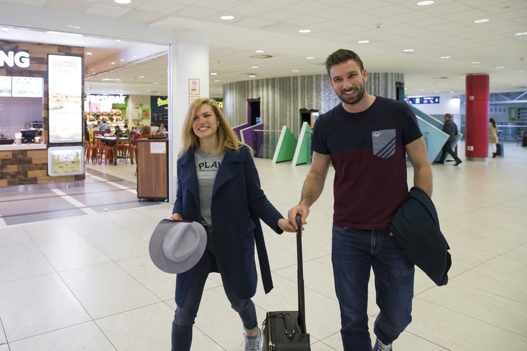 Gabriela Koukalová s bývalým manželem Petrem na letišti před odletem do Finska