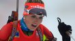 Gabriela Soukalová jakoby v cíli závodu na 12,5 kilometru s hromadným startem nemohla uvěřit, že si doběhla pro další fantastický úspěch