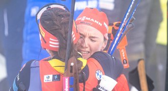 Slzy, šampaňské a konfety v mlze. Biatlon se loučil s ženskými hvězdami