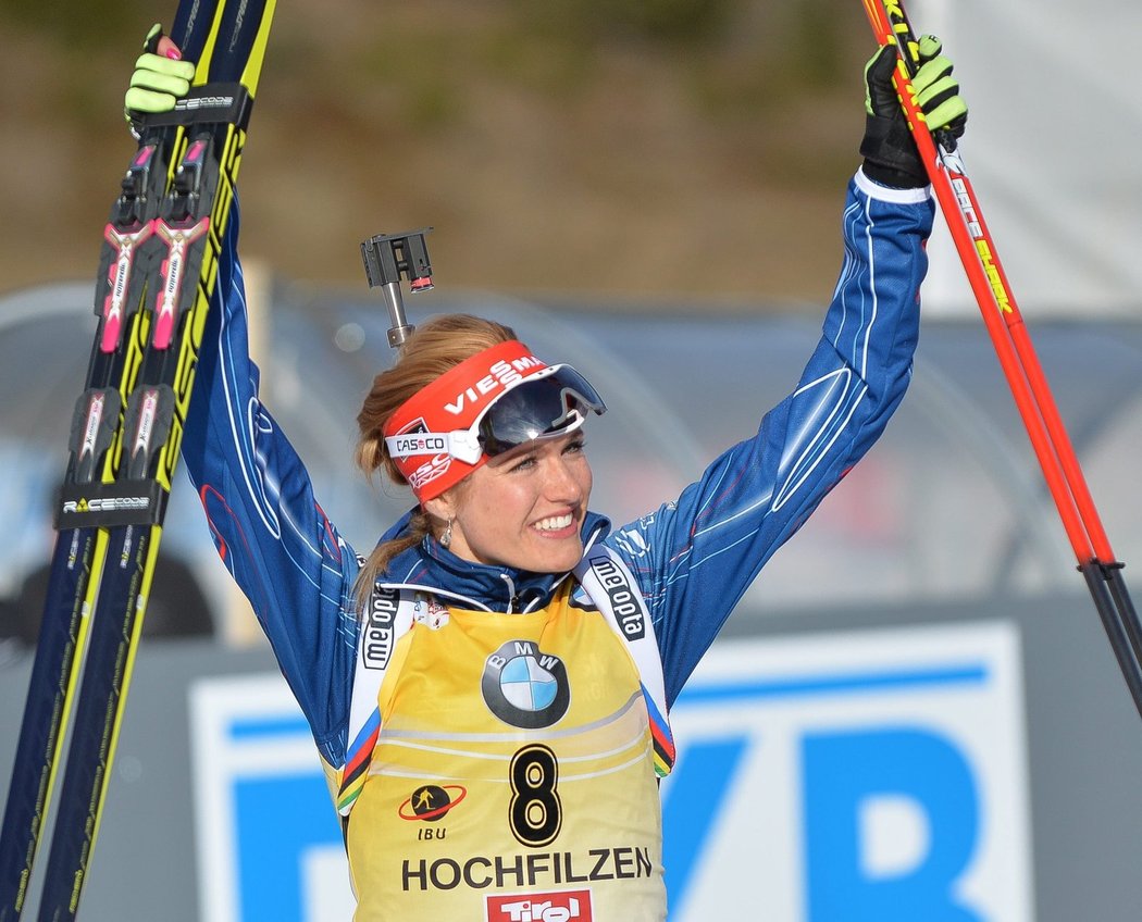 Gabriela Soukalová se raduje ze třetího místa ve stíhačce na 10 km v rakouském Hochfilzenu