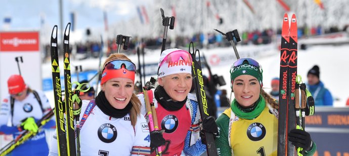 Vítězné trio ze stíhacího závodu v Hochfilzenu. Druhá Paulina Fialková, vítězka Kaisa Mäkäräinenová a třetí Dorothea Wiererová