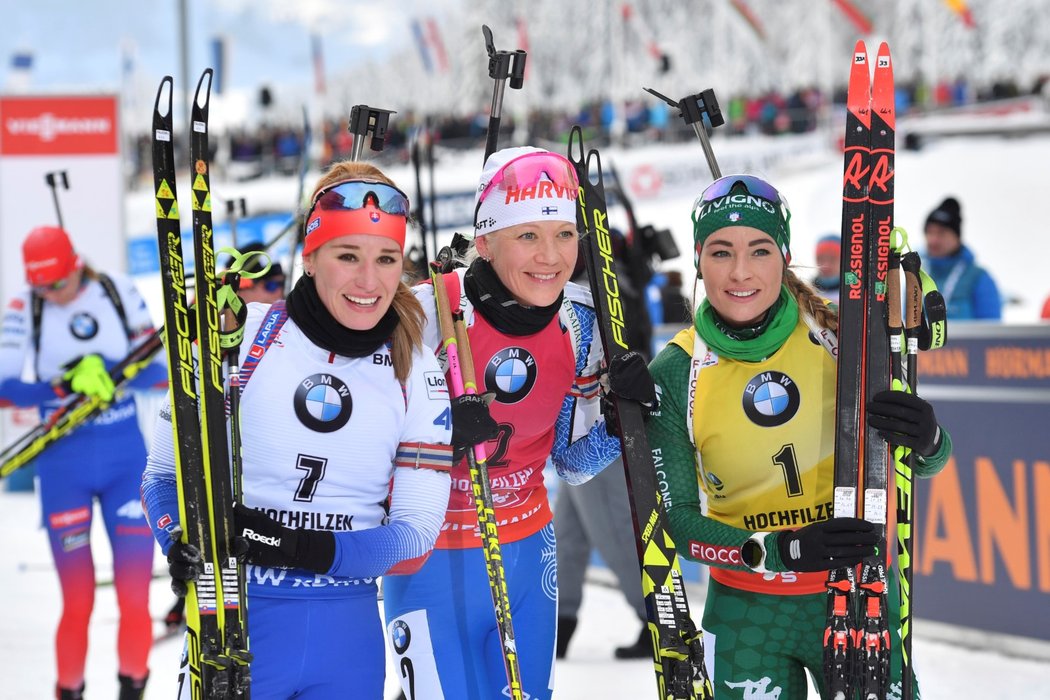 Vítězné trio ze stíhacího závodu v Hochfilzenu. Druhá Paulina Fialková, vítězka Kaisa Mäkäräinenová a třetí Dorothea Wiererová